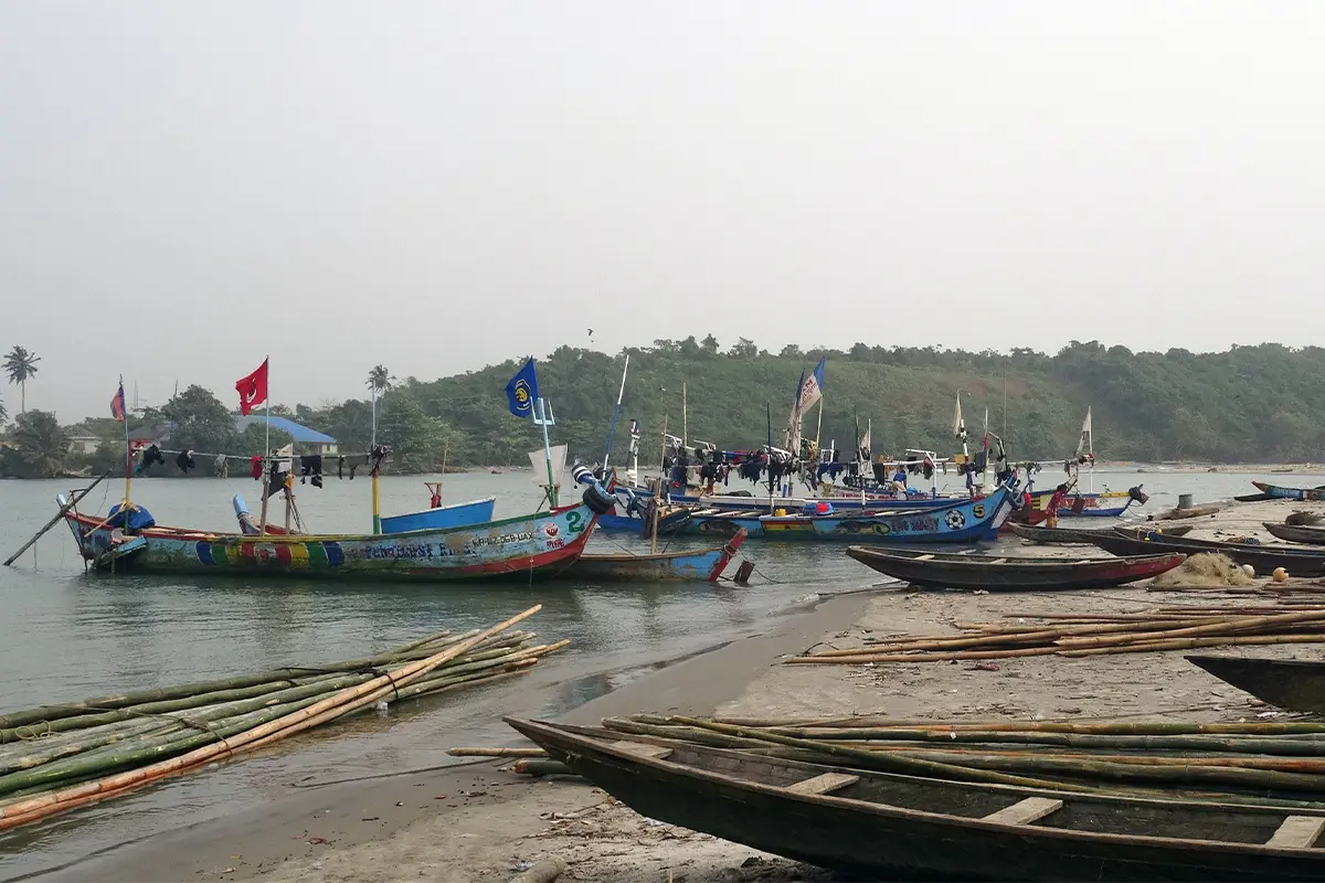 Fishing_boats_at_Ankobra_River,_Ghana